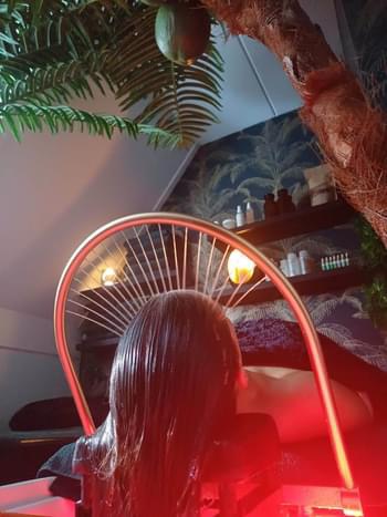 De messing boog van de head spa, van achteren gezien in rood sfeerlicht