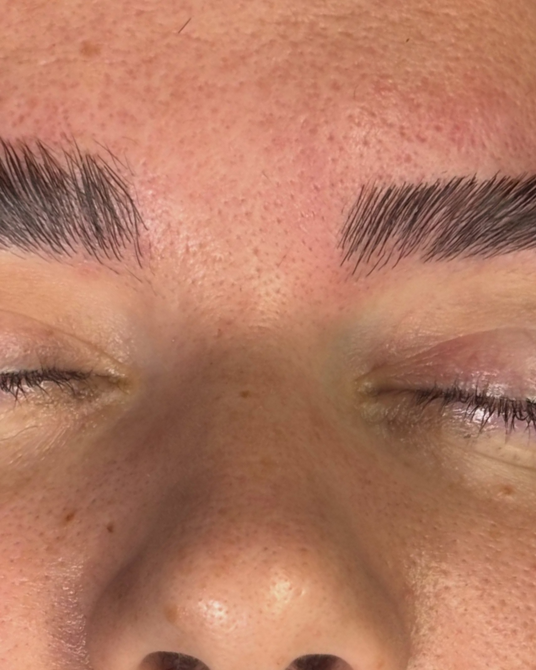 Browlamination: gekamde, gevulde wenkbrauwen