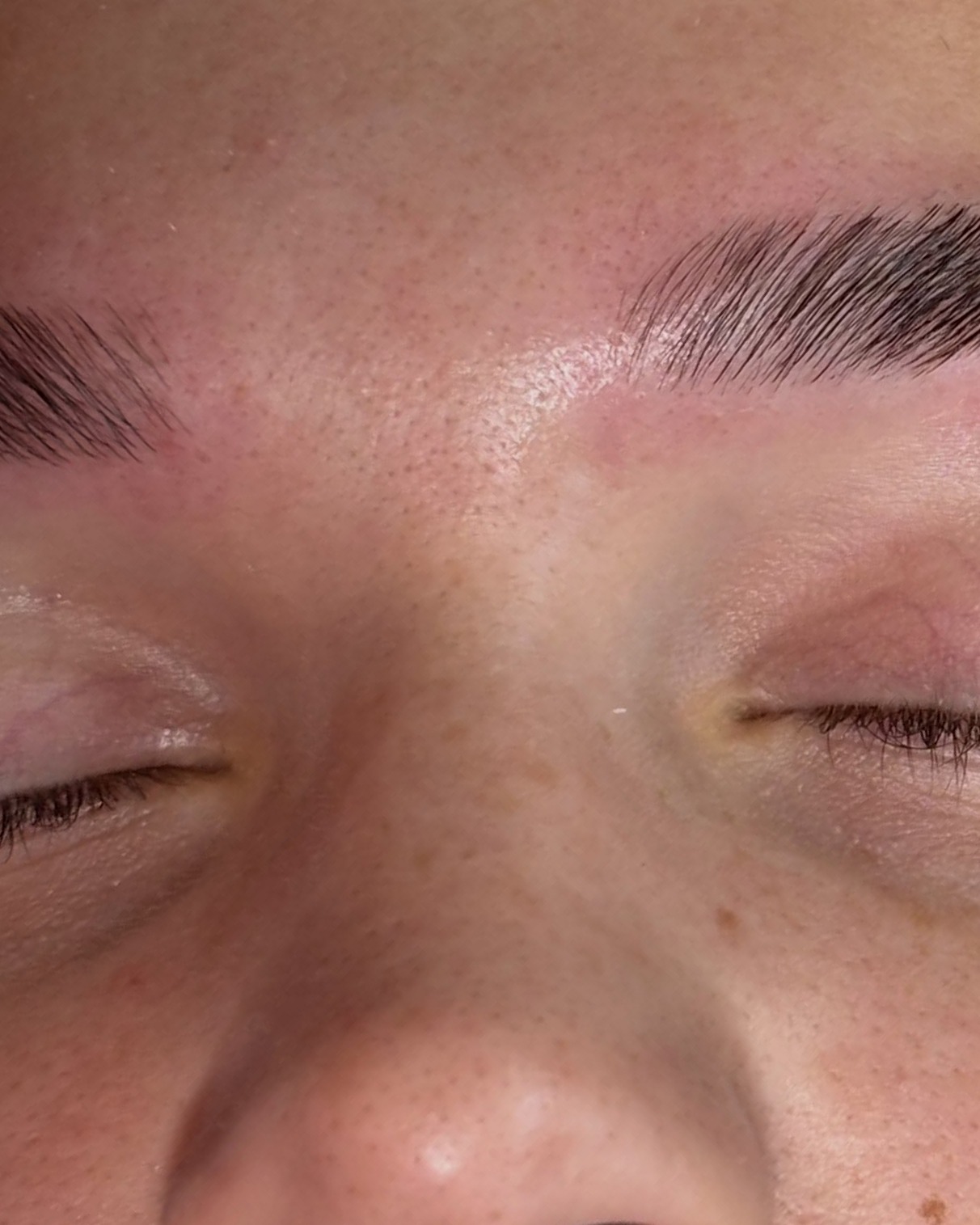 Wenkbrauwen en wimpers na het verven en epileren